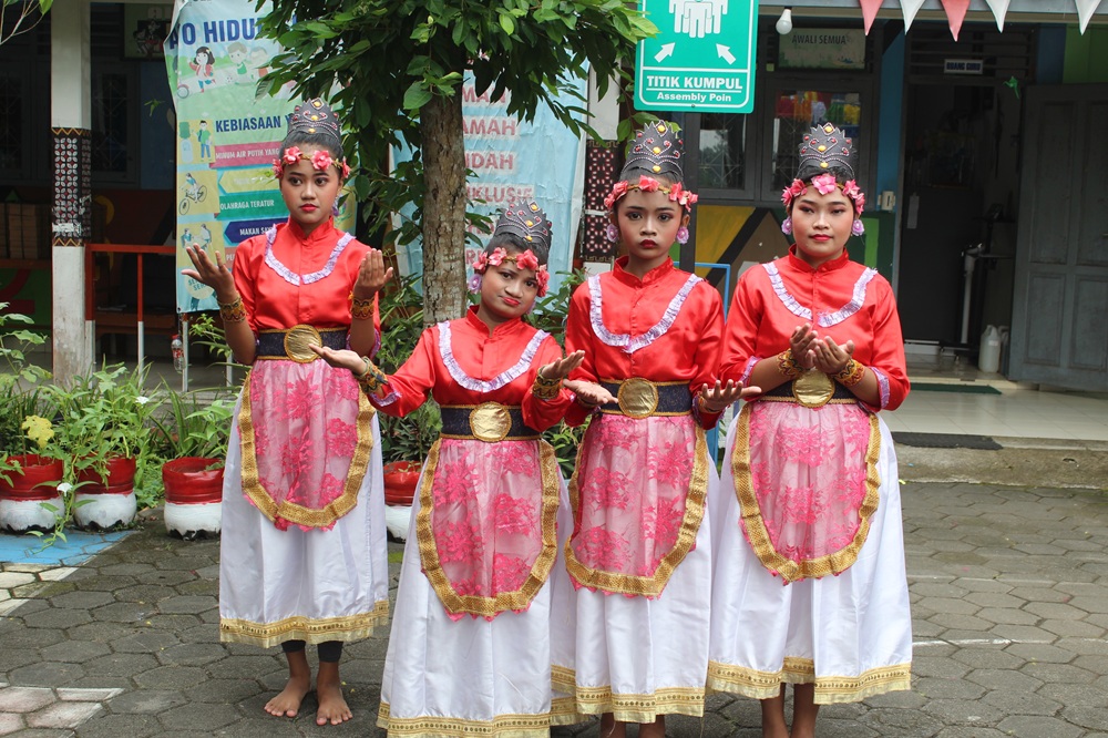 Melatih Percaya Diri Siswa Melalui Pentas Tari Sekolah