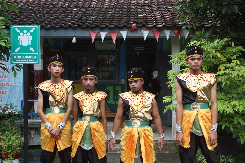 Peran Sekolah dalam Menanamkan Nilai Budaya Lokal kepada Siswa
